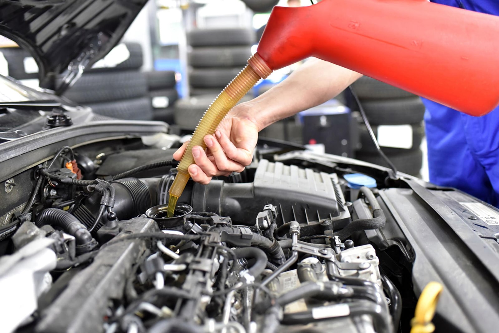 Tampa Quick Lube changing oil in Tampa FL